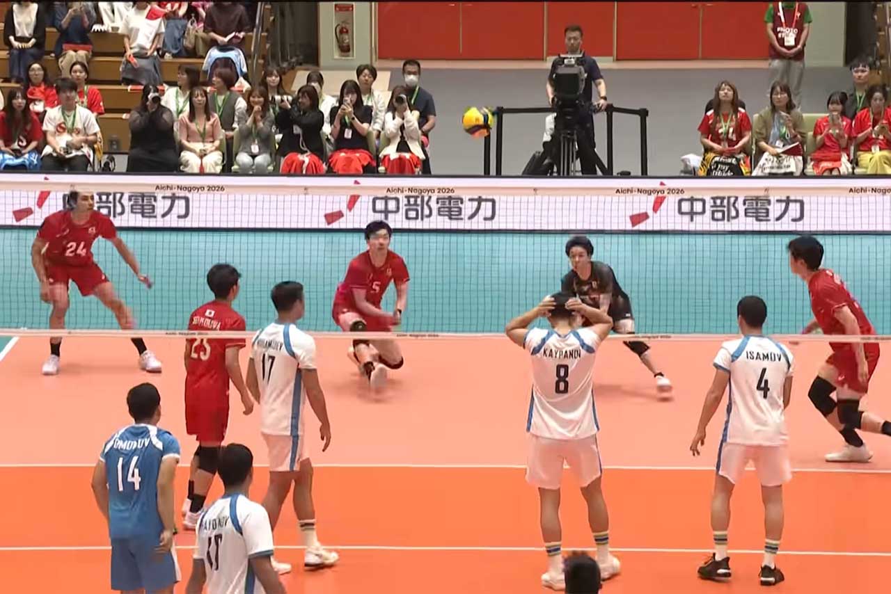 ファミマのソックスを履いて試合に挑むウズベキスタンの選手たち（TBSSPORTSの公式YouTubeより）