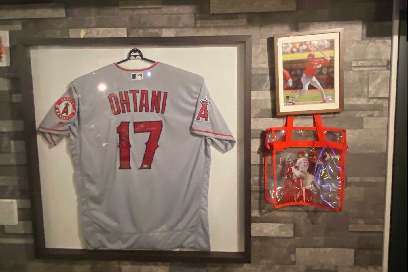 銀座のカフェ＆バーにはサイン入りグッズが（常連客提供）