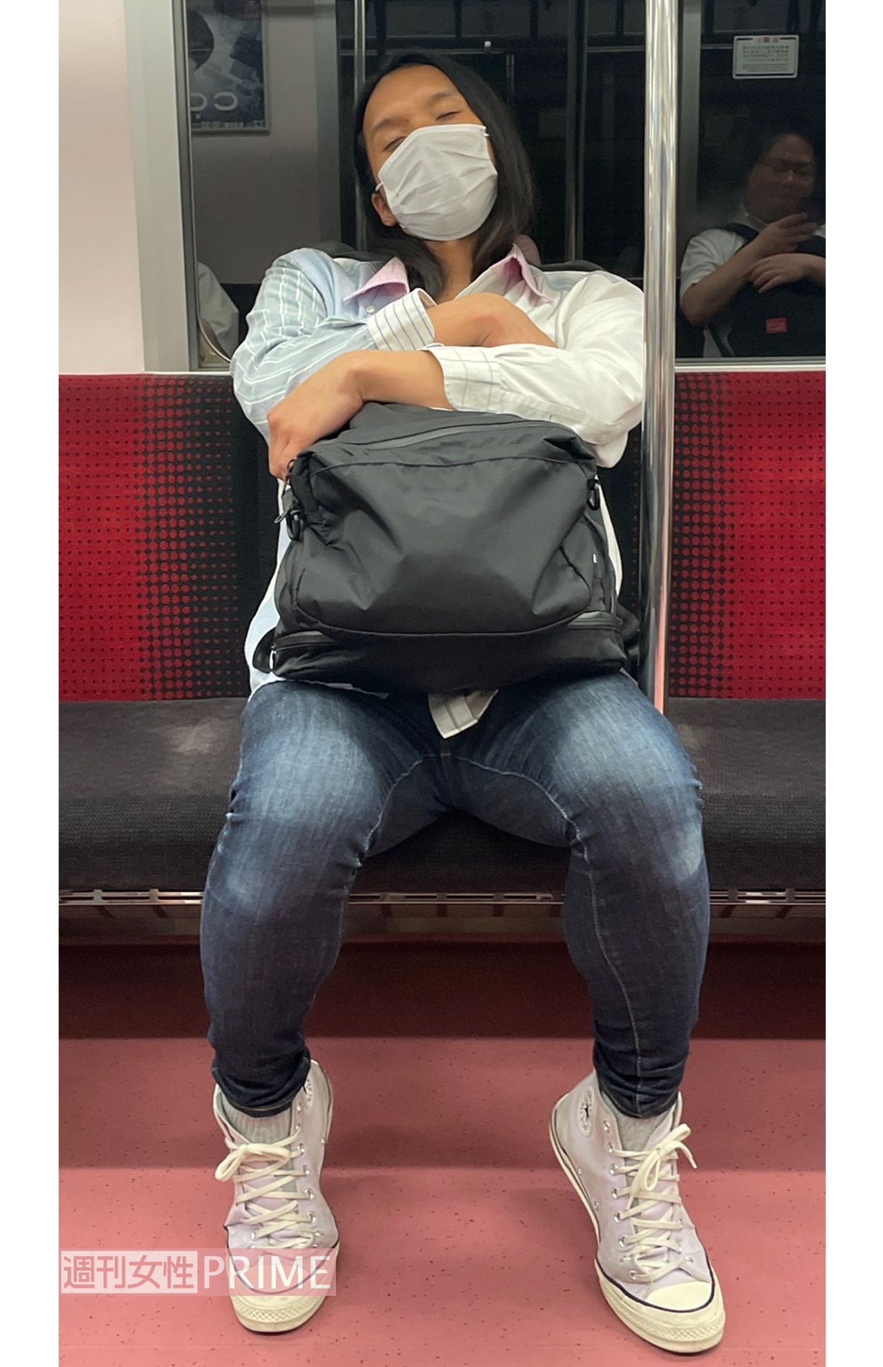 電車の座席で寝落ちしたトム・ブラウン布川ひろき