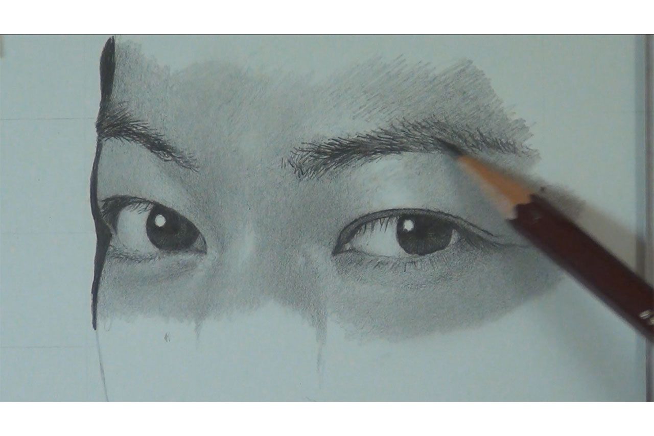 2. 続いては眉。毛の1本1本を丁寧に描く