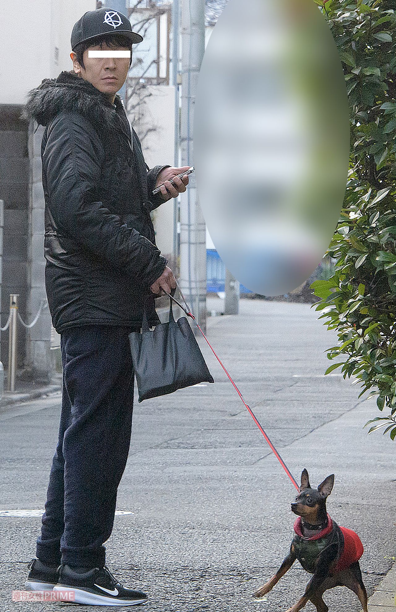'19年、犬を散歩中のコウカズヤ氏を直撃したところ、上原多香子との幸せな結婚生活を語ってくれた