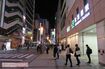 JR秋葉原駅前は暗く、部分消灯して営業する店舗も(4月25日午後9時ごろ)