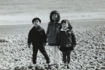 「確か、小田原の海だったと思います」と言う弟と妹と一緒に写真に収まった幼少期のショコラさん