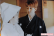 嘉久さんと友香さんの結婚式での写真。見つめ合うふたりは仲睦まじく、幸せな未来を思い描いていたはずが…