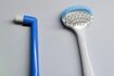 タフトブラシ(左)と舌ブラシ(右)