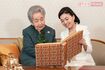 99歳を迎えられた百合子さまの誕生日写真。彬子さまとアルバムをご覧に(5月19日)