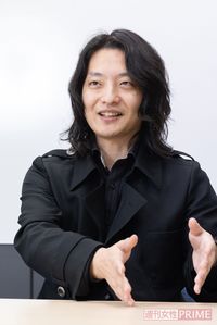 「白衣は白という固定観念に疑問を持って黒い白衣を作った」と語る吉藤さん。鞄を持たず移動できるように多数のポケットがあり、パソコンや傘まで収納できてしまうという　撮影／齋藤周造