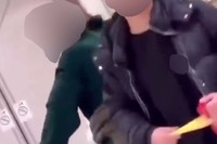 新たな迷惑動画が拡散！ 「ピコピコハンマー」で少年が老女を叩くも、老女は猛抗議。イタズラのノリといえ…