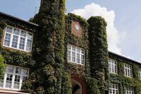 立教大学「恥ずかしくないかよく考えて」ゴミ散乱の“喫煙所マナー”警告投稿が物議、大学が答えた「公式見…