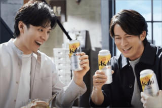 アサヒビールのCMで共演した生田斗真と岡田准一（アサヒグループ公式チャンネルより）