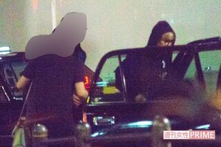 手越祐也が乗るタクシーに女性が乗ろうとする場面（'16年）