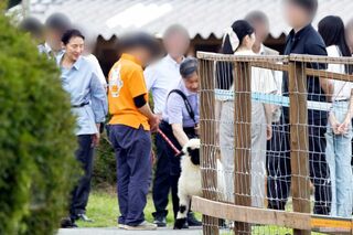 今年は、ご一家の周りを複数の男女が囲んでいた（7月22日）