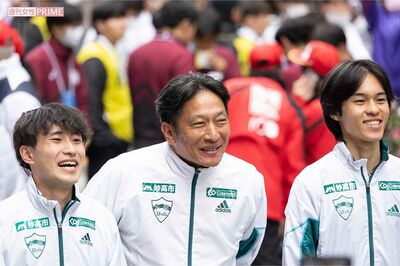 読売新聞社前で10区を走る宇田川選手を待つ原晋監督（青学大）。優勝を確信し、えびす顔　撮影／北村史成