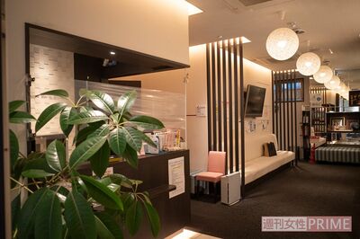 同クリニックの待合室。モダンな設えでホテルのラウンジのよう　写真／北村史成