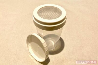 小麦粉ふりふりストッカー／110円（税込）下処理に使用するとキッチンまわりが汚れがちな小麦粉もらくに