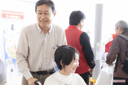 難病によって外出が減り、5年メイクを諦めていたBさんは、夫とともにメイクを体験。お互いきれいに変身した顔を見合い、笑顔がこぼれた（撮影／矢島泰輔）