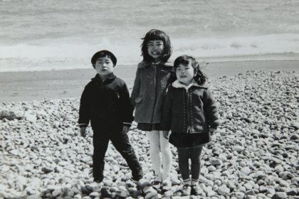 「確か、小田原の海だったと思います」と言う弟と妹と一緒に写真に収まった幼少期のショコラさん