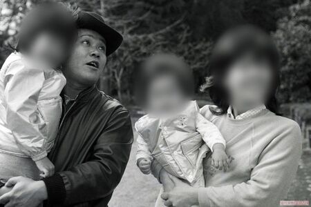 '81年、まだ幼い娘たちを抱っこして、公園でくつろぐ西田さん一家。当時から、仲の良さは評判だった