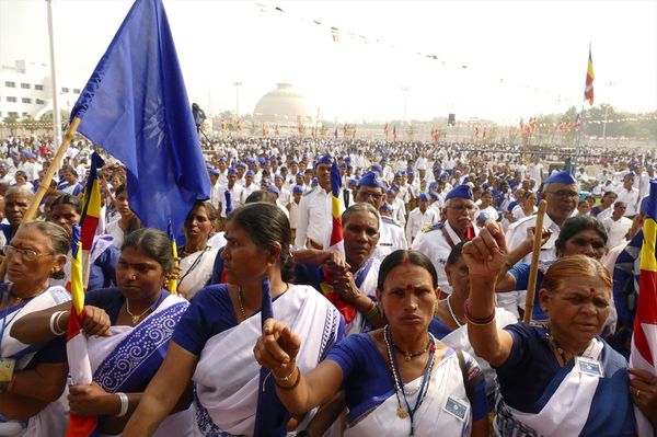 改宗式に集まった仏教徒。理不尽な目に遭ったとき泣き寝入りせず、みんなで抗議できるように、佐々井さんの指導のもと組織や団体を各地で作った　撮影／白石あづさ