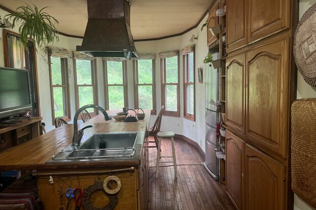 今取り組んでいるのは、ひと続きになったキッチン台とテーブルの段差をなくす作業。30年前から気になっていたそうで作業にも力が入る（写真／ウリウリばあちゃん）