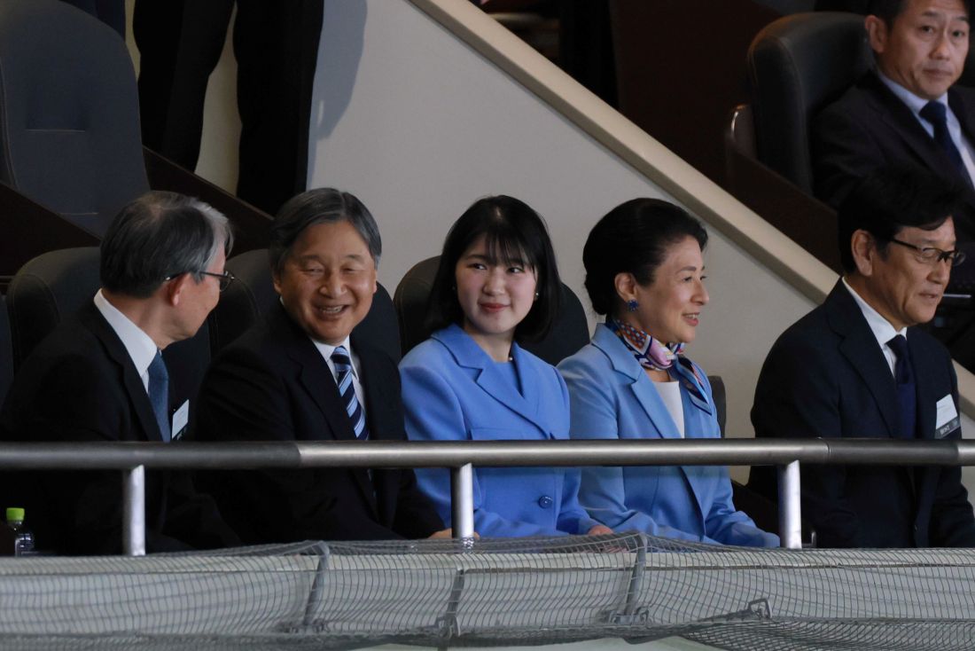 3月8日、WBCを観戦する天皇皇后両陛下と愛子さま（写真/JMPA）
