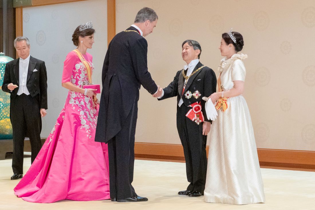 即位に際しての饗宴の儀で海外からの賓客から祝福を受ける天皇、皇后両陛下。レティシア王妃と雅子さまのハグが話題に