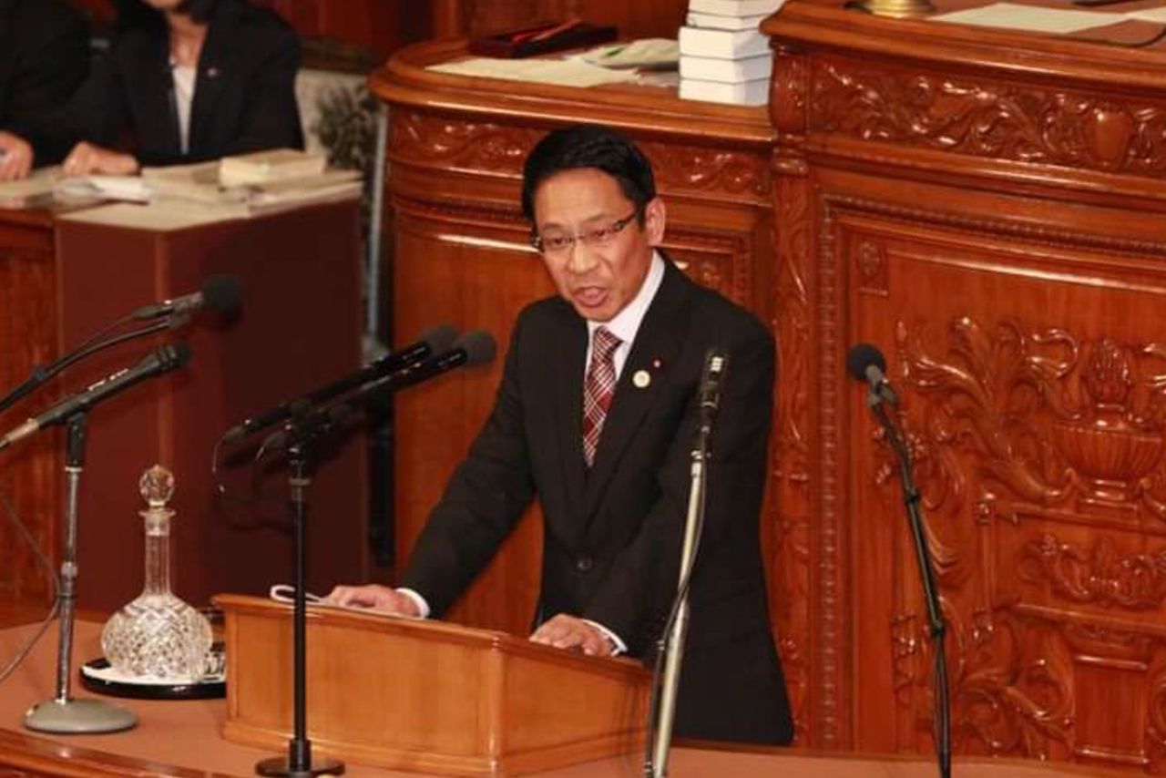 国会で質問に立つ椎木保容疑者（本人のSNSより）