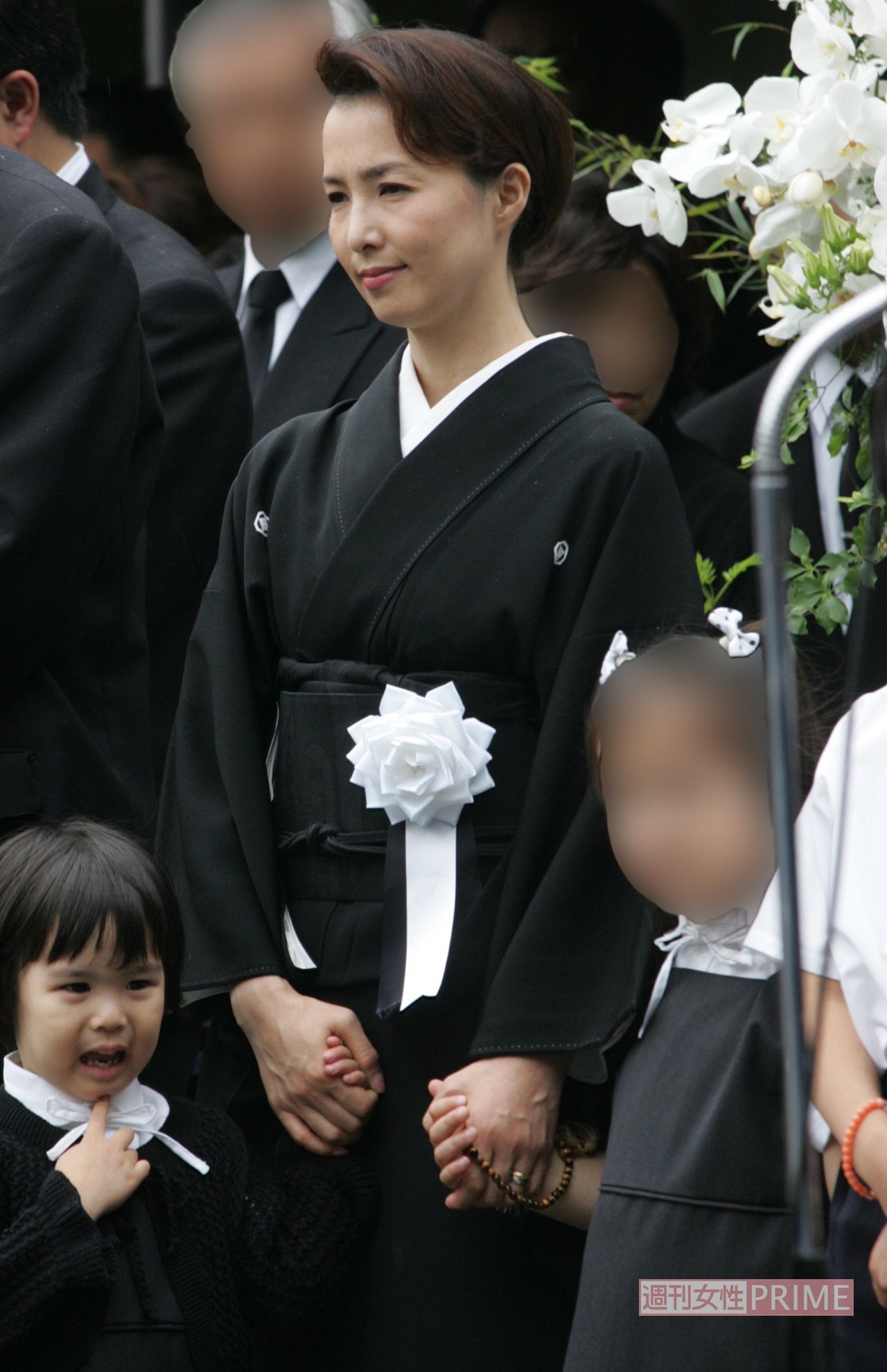 2005年6月、若貴兄弟の父・当時の二子山親方の葬儀にて河野景子と少女時代の次女・白河れい