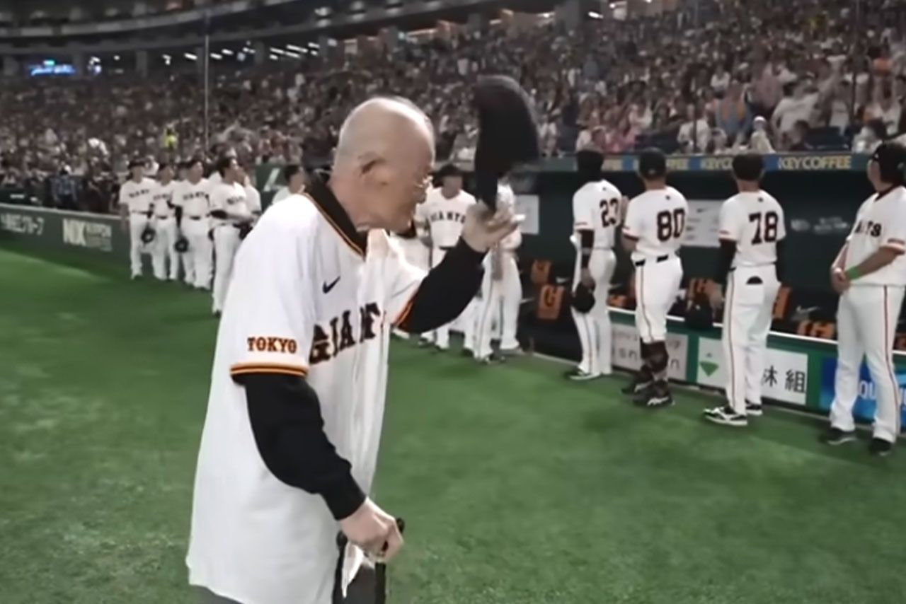 『王貞治デー』のファーストピッチに登場した張本勲（DRAMATIC BASEBALL 2024公式チャンネルより）