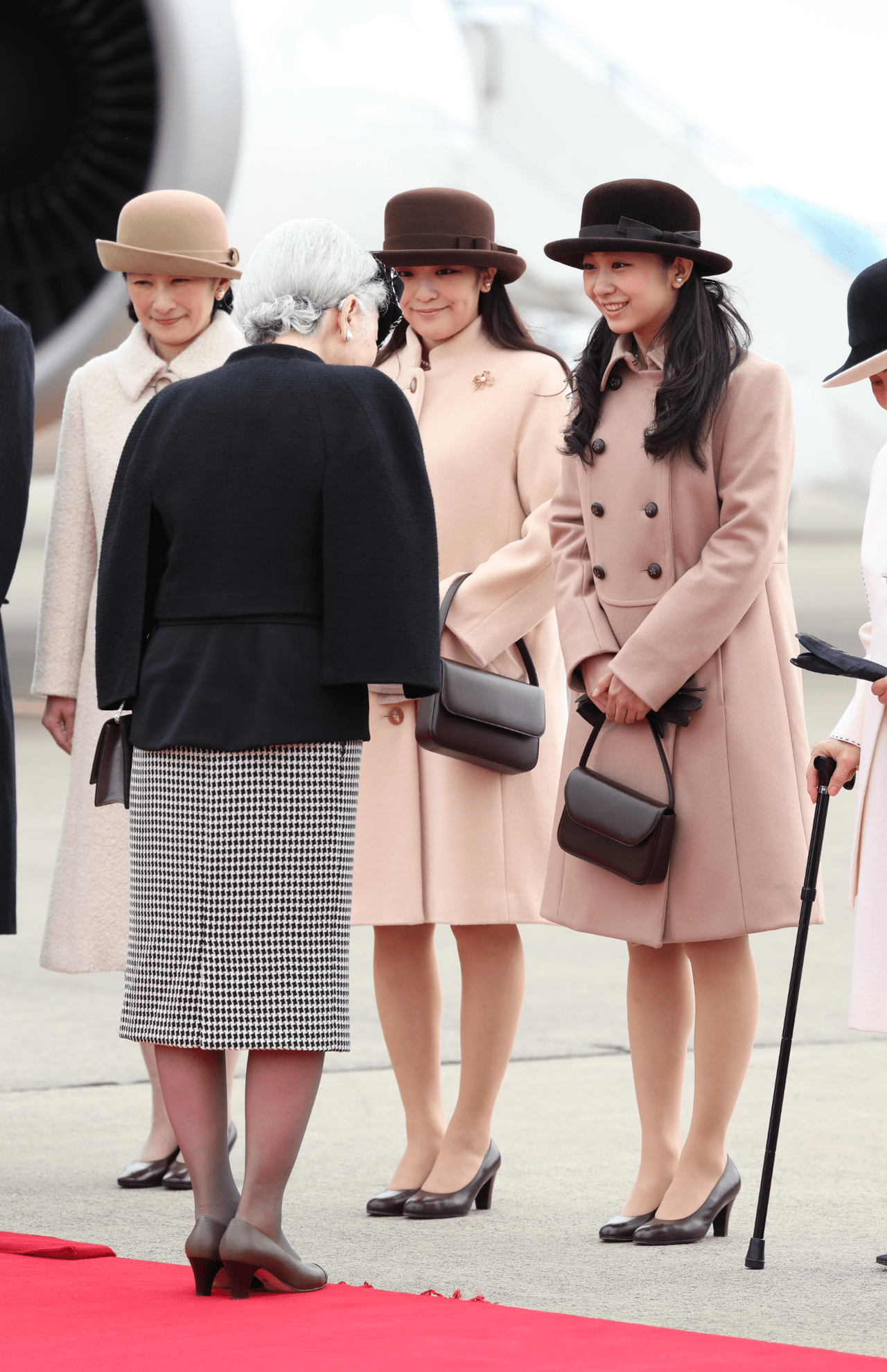 羽田空港で、ベトナム訪問に出発する美智子さまに言葉をかけられる佳子さま（2017年2月28日）