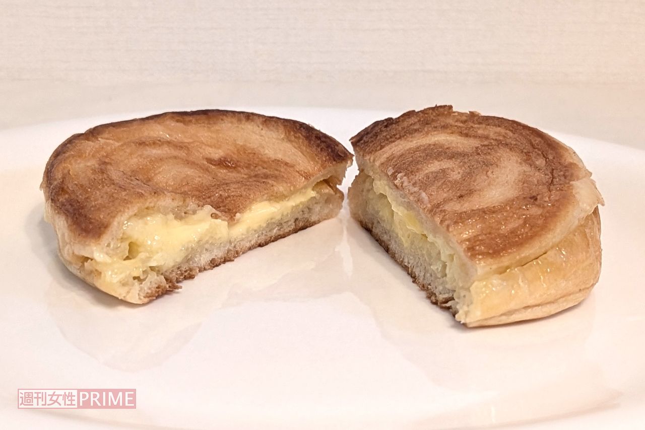 ファミリーマート「も～っちり食感クロワッサンロール（ダブルカスタード）」156円（税込168円）　撮影／編集部