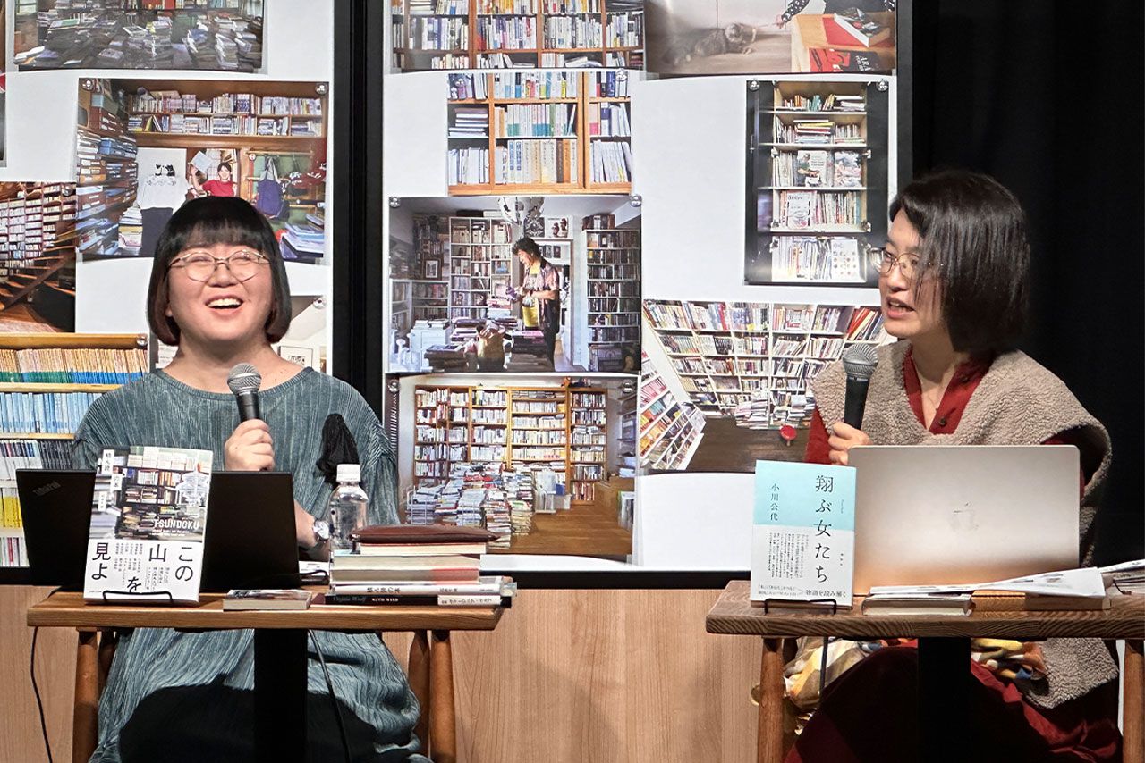 『積ん読の本』著者・石井千湖さん（左）と、本書にもご登場いただいた小川公代さん（右）