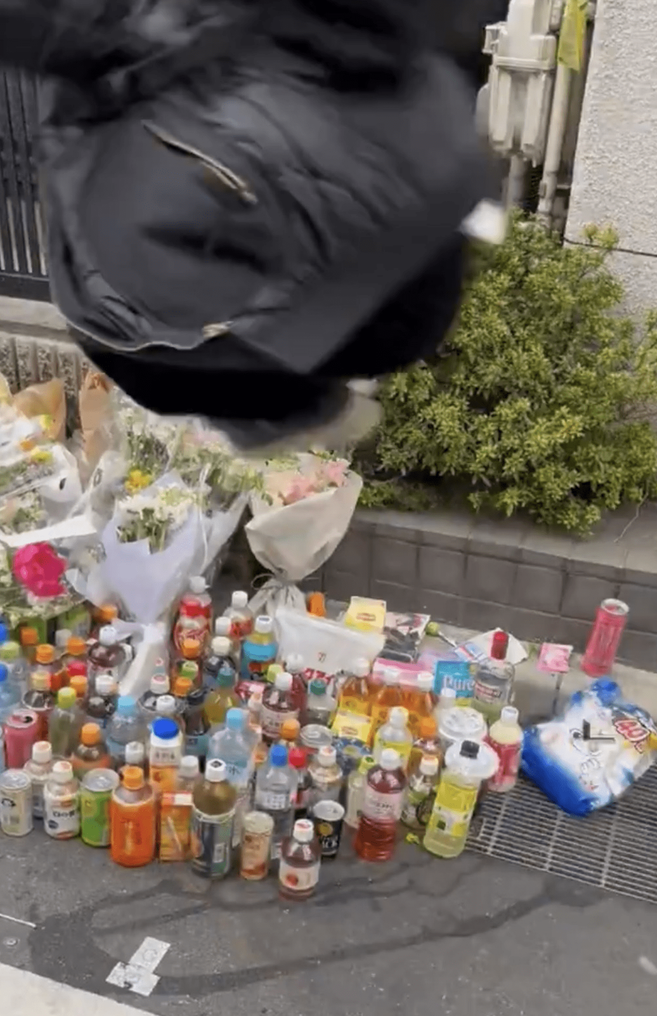 拡散されている献花を踏みつける様子（Xより）