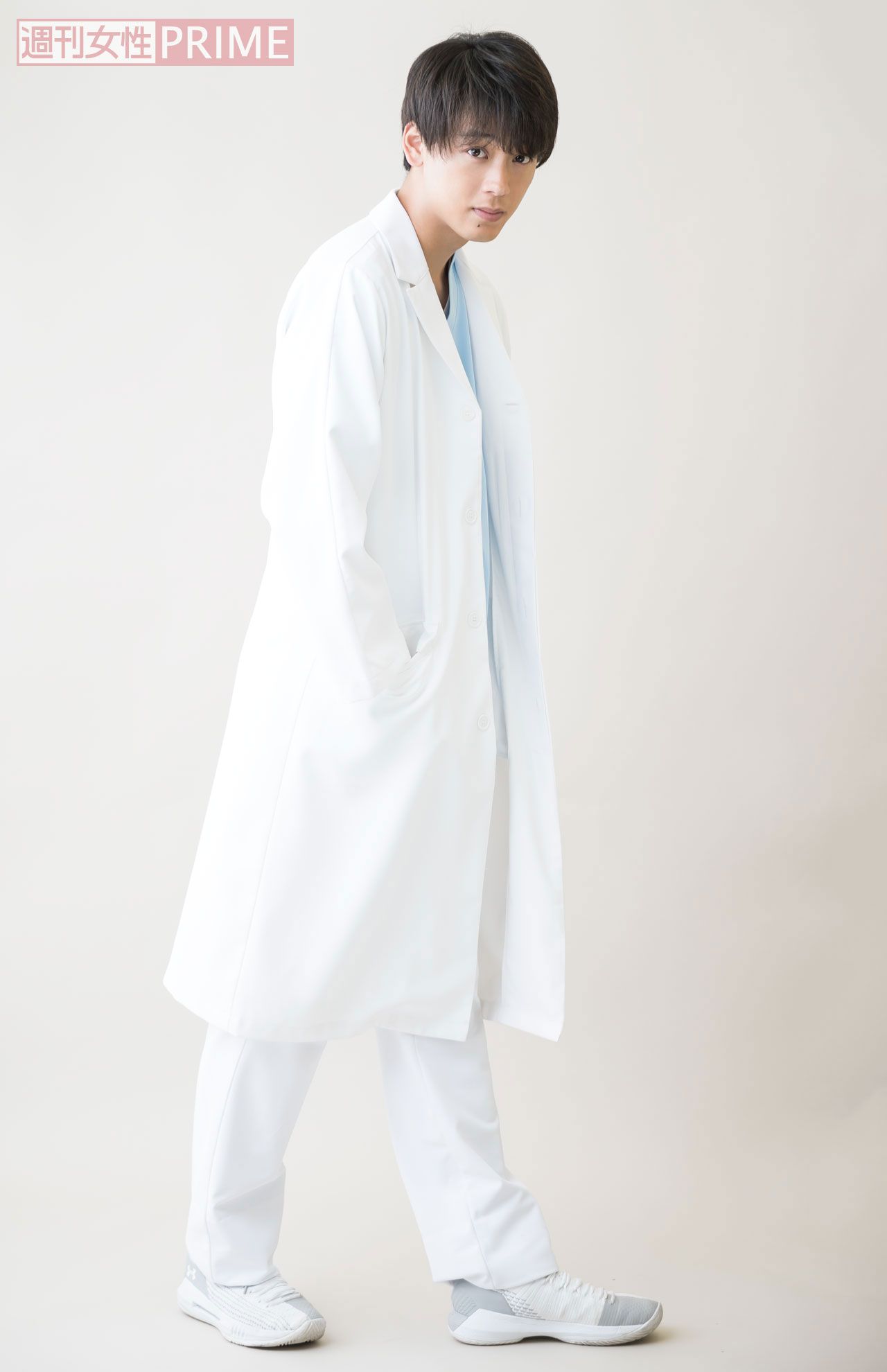 2018年5月29日号より未掲載カット。『ブラックペアン』（TBS系）では医療に熱い思いを持つ1年目の研修医・世良雅志役を熱演。ナレーションも担当した。「自分に異名をつけるなら？」の質問にこんな答えを。「“ポジティブおばけ”とか？（笑）　普段からポジティブでいようと心がけているから、周りからもそう思われている気がします」