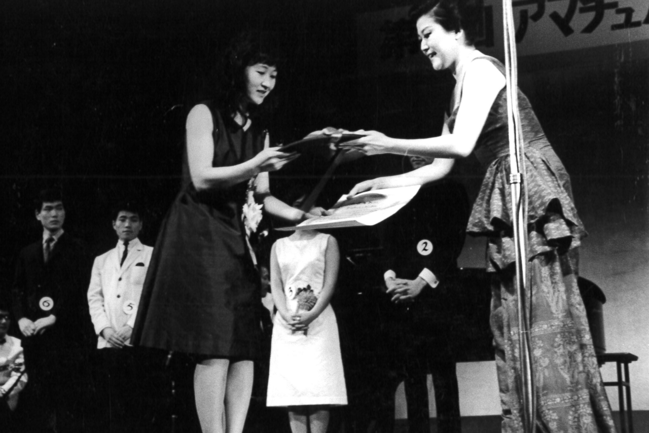 東大在学中の'65年、『第2回日本アマチュアシャンソンコンクール』で優勝。ゼミ以外は学校へ行かず、銀座のシャンソンの殿堂「銀巴里」に出演も