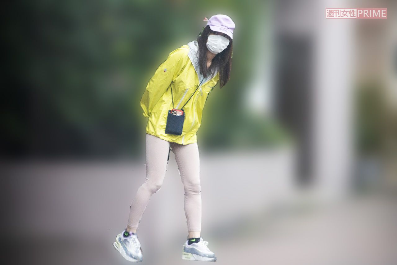 11月上旬、自宅から出る熊田曜子。顔には疲れが