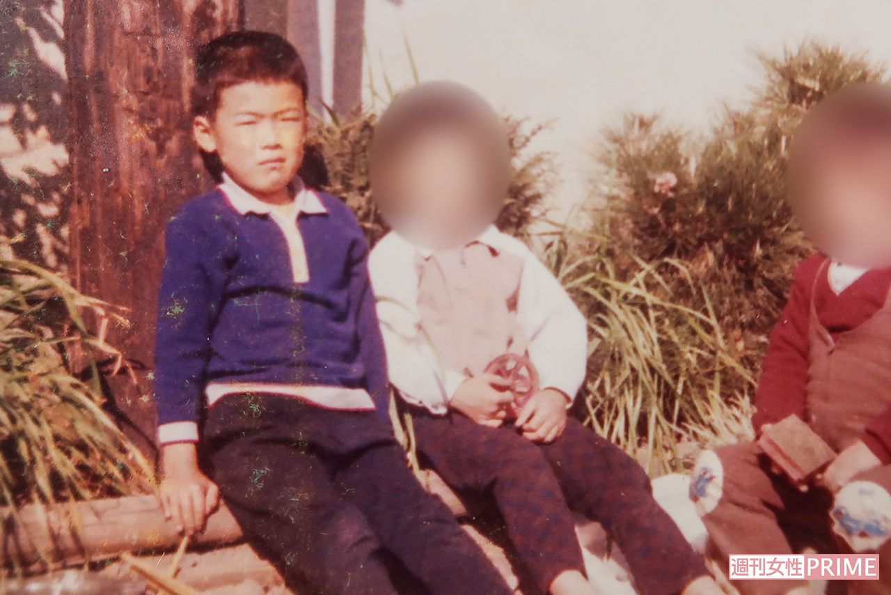 友人と写る幼いころの須田広昭容疑者（兄提供）