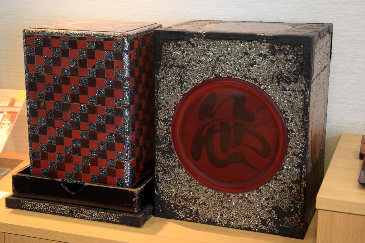 店の長い歴史を物語る品々。見事な螺鈿細工が施された行器（ほかい）、江戸中期のもので、宮中や公家の邸宅へのお菓子の配達に使われていた