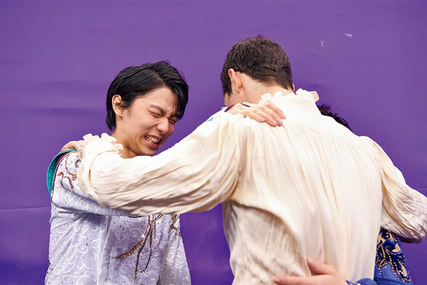 銀メダルの宇野昌磨、銅メダルで兄弟子のハビエル・フェルナンデスと抱き合って涙も　写真/JMPA