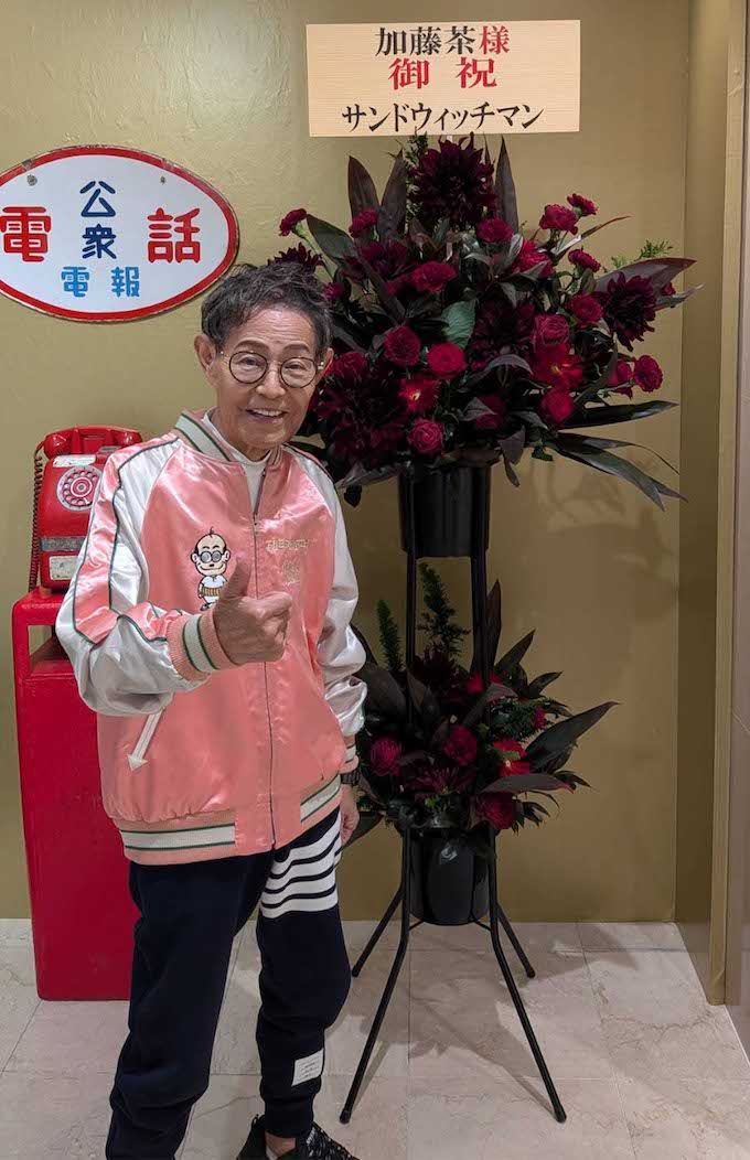 テレビ収録の合間にパチリ。加トちゃんグッズのスカジャンが似合う～!　写真提供/加藤綾菜