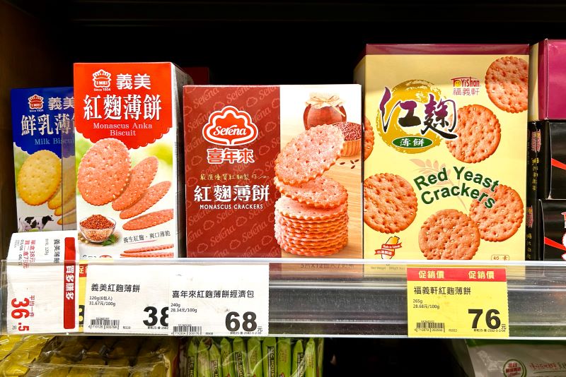 台湾のスーパーのお菓子売り場に並ぶ紅麹ビスケット
