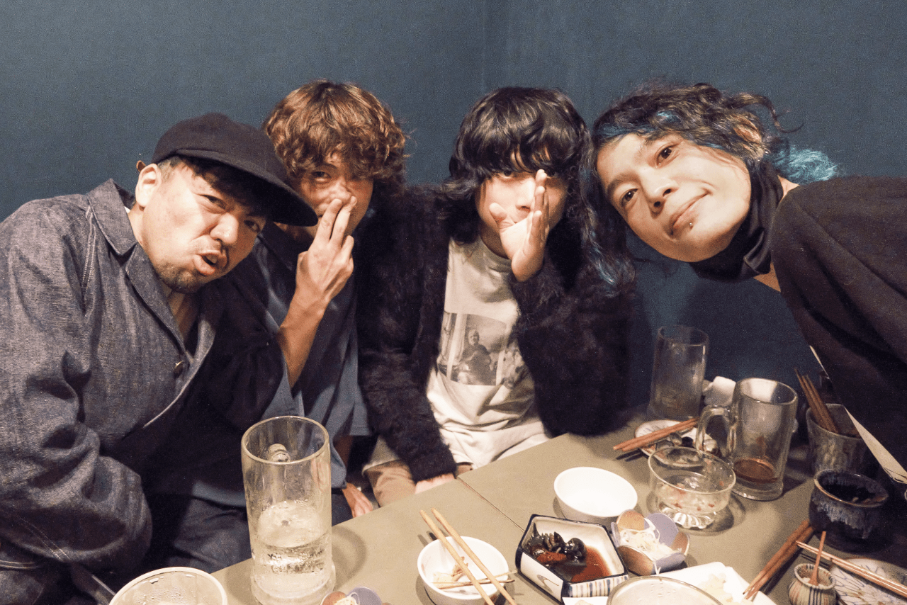 レコード会社との騒動を振り返り、ギターの小川は「悔しいし、むかつくし、モヤモヤ考える期間が長かった。だから自然と、4人でギュッと固まる感じはありました。立ち向かっていくために」と心境を明かした