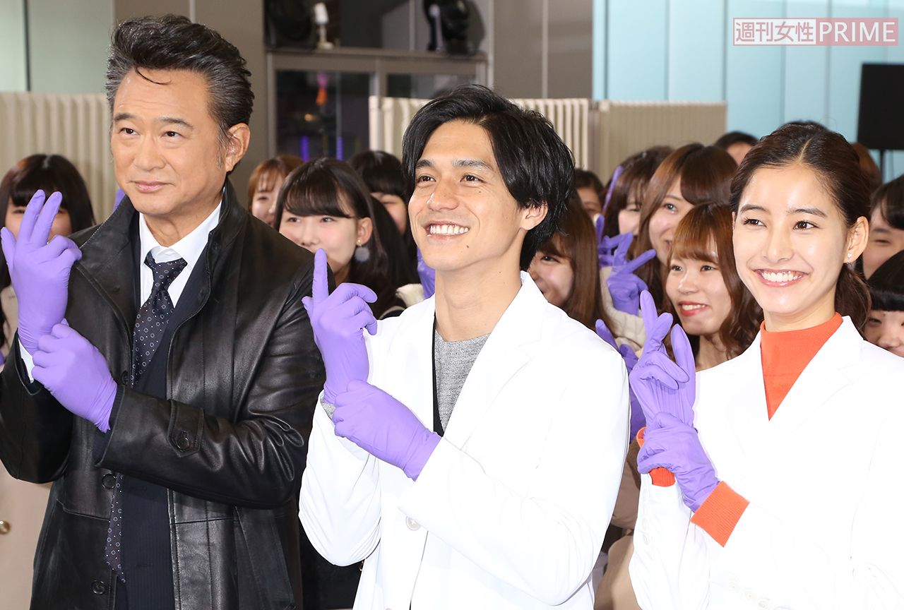 『トレース』の制作発表会見に登壇した、左から船越英一郎、錦戸亮、新木優子。全員で“トレースポーズ”を決めての撮影となった