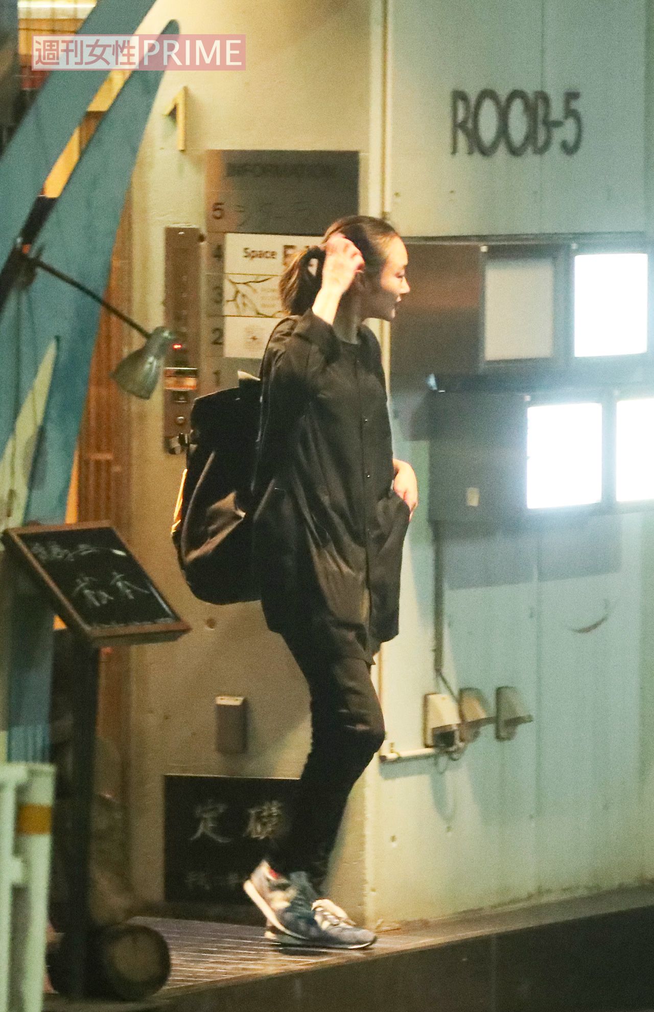 2017年、都内の焼き鳥店を出る小野ゆり子