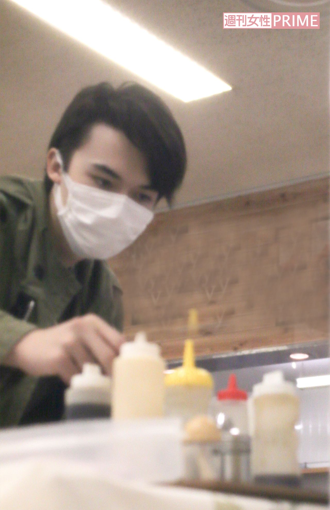 ソースをかけるマリウス（2018年4月）