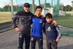 小学生時代の久保(右)、トレーナーの木場氏(左)と長友佑都(木場氏提供)