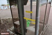 ガラスが壊された電話ボックス