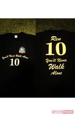 チームメートが作った大杉さんの哀悼Tシャツ。思いが込められたメッセージは前と後ろに