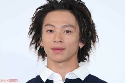 スノーボード金メダル平野歩夢、ドレッドヘアから“金髪ショート”に大変身で「平野紫耀にしか見えない」ファン騒然