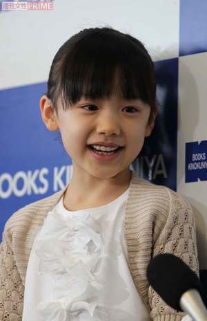 書籍『愛菜学(まなまな)芦田愛菜ちゃんに学ぶ「なんで?」の魔法』の出版握手会で。当時6歳（2011年1月16日）